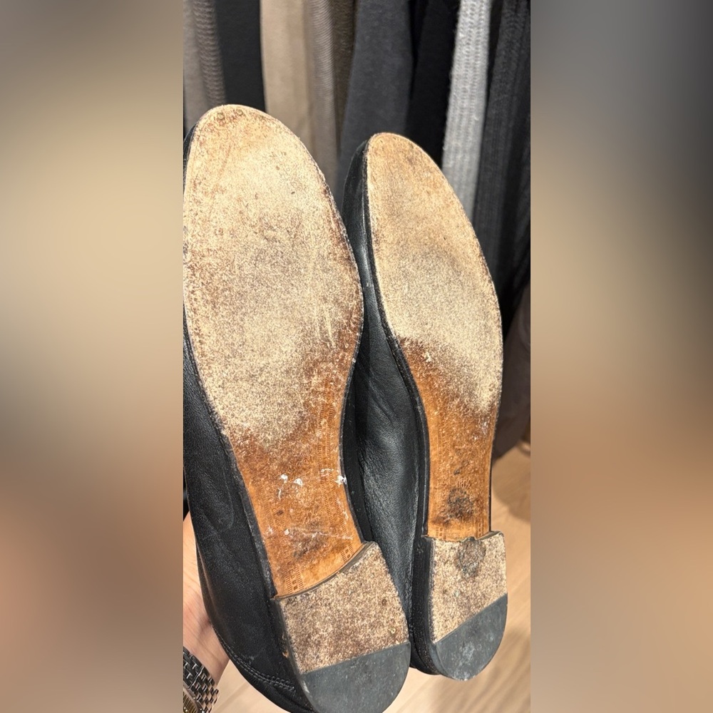 Gucci Black Leather Men's Slip-On Loafers with Gold Detail - Picture 4 of 4
